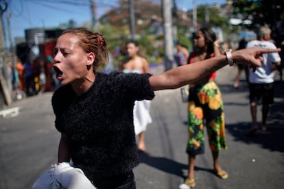 Una mujer de la favela Alemão protesta por la operación policial, este jueves, en Río de Janeiro.