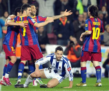 Villa, Pedro y Alves celebran uno de los goles, ante la desolación de De la Bella, mientras Messi se acerca para unirse al festejo.