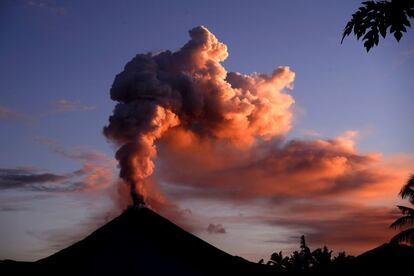 El volcán Soputan arroja cenizas durante una erupción en la isla de Célebes, en Indonesia.