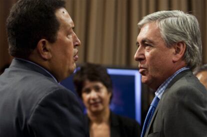 Chávez salud con el embajador español en Caracas, Dámaso de Lario
