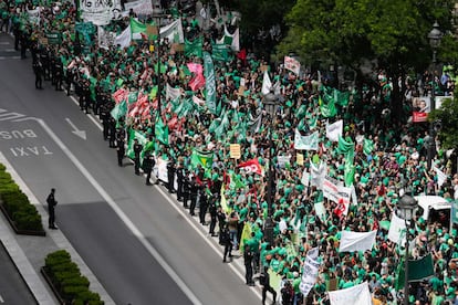 Concentración frente a la Consejería de Educación por la huelga de todo el profesorado de la Comunidad de Madrid este martes.