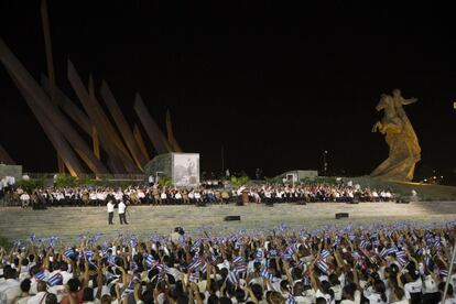 Miles de personas asisten a una ceremonia de despedida a Fidel Castro hoy, sábado 3 de diciembre en la Plaza de la Revolución Antonio Maceo de Santiago de Cuba (Cuba).