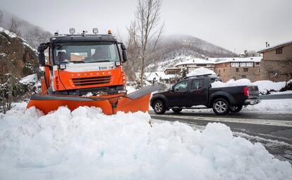 Un quitanieves limpia las carreteras en la localidad riojana de Villoslada de Cameros.