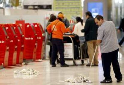 Un empleado de la contrata de limpieza Eulen en la Terminal 4 (T4) del aeropuerto de Barajas. EFE/Archivo