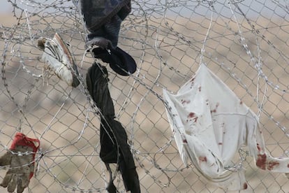 Melilla, 3 de octubre. Restos de ropa de inmigrantes que han intentado saltar la verja fronteriza que separa España de Marruecos.