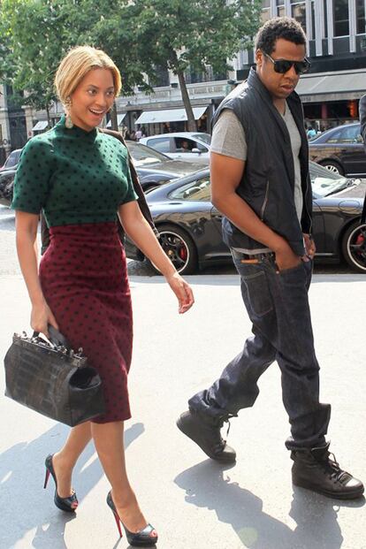 Beyoncé, antes de quedarse embarazada el verano pasado, paseando por las calles de París acompañada de su esposo y enfundada en un vestido de lunares firmado por Marc Jacobs: de entrada costaba 1,710 euros y ahora solamente 513.