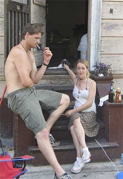 Zakery Bowen y Addie Hall, en una foto tomada en septiembre de 2005, poco después del paso del huracán 'Katrina'.