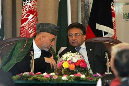 El presidente afgano, Hamid Karzai (izquierda), habla con su homólogo paquistaní, Pervez Musharraf, en Kabul.