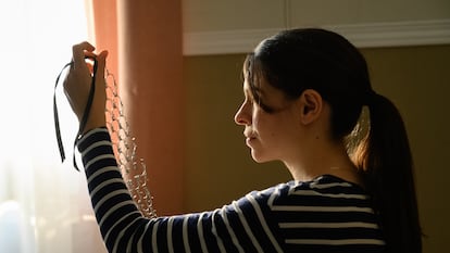 La actriz Claudia Traisac sostiene un cilicio durante la grabación del documental.