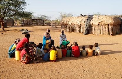 Nalangu Lelosoli y Baina Lesanjir, ambas mujeres de la tribu samburu que escaparon de la mutilación genital femenina y otros tipos de violencia de género, hablan con niños en la aldea de Umoja, donde los hombres están prohibidos.
