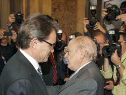 Artur Mas es felicitado por Jordi Pujol tras su reelecci&oacute;n como presidente de la Generalitat.