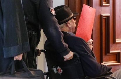 Bruno Dey entra a la sala del tribunal de Hamburgo donde el jueves arrancó el juicio al exguarda del campo de concentración nazi de Stutthof, en la actual Polonia.