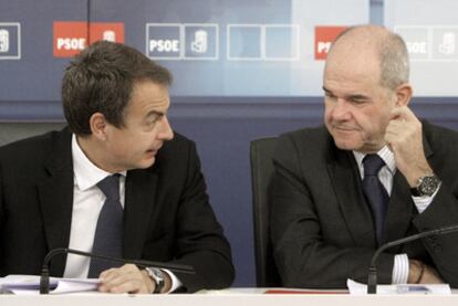 Zapatero conversa con Chaves antes de la reunión del Comité Nacional de PSOE de este lunes.