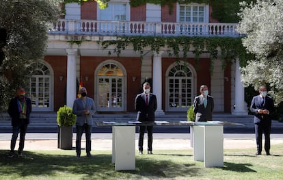 El presidente del Gobierno, Pedro Snchez (en el centro) junto a los presidentes de la CEOE, Antonio Garamendi (segundo por la derecha), y la Cepyme, Gerardo Cuerva (derecha) y los secretarios generales de la UGT, Pepe ?lvarez (izquierda), y CCOO, Unai Sordo, en el palacio de la Moncloa, en Madrid este viernes.