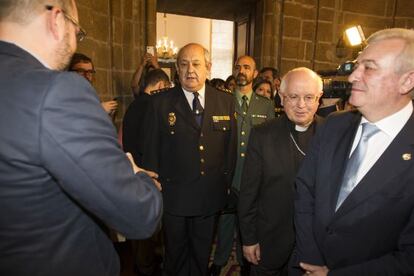 El arzobispo, Julián Barrio, pasa de largo ante Noriega el día de su investidura.