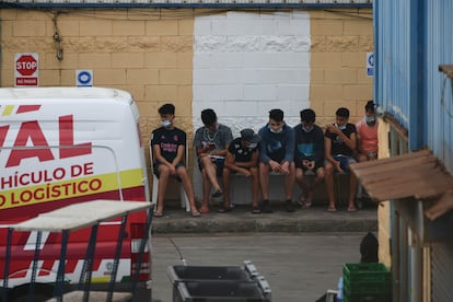 Un grupo de menores marroquíes acogidos en una de las naves del polígono del Tarajal, en Ceuta.