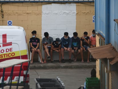 Un grupo de menores marroquíes acogidos en una de las naves del polígono del Tarajal, en Ceuta.