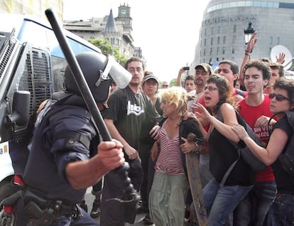 Un momento de la carga policial en la plaza de Catalunya.
