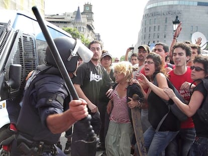 Un momento de la carga policial en la plaza de Catalunya.
