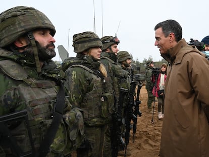 El presidente del Gobierno, Pedro Sánchez, el pasado marzo durante una visita a las tropas españolas desplegadas bajo el paraguas de la OTAN en Adazi (Letonia).