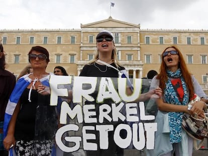 Protesta contra Angela Merkel en la plaza Sintagma de Atenas