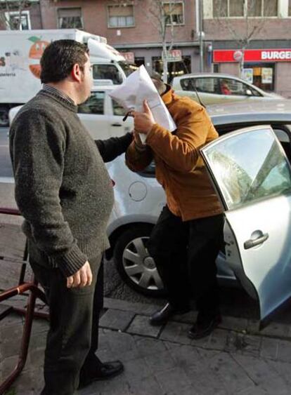 Un detenido sale de un coche de la Guardia Civil el jueves.