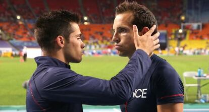 Renaud Lavillenie, derecha, consolado por su hermano Valentin tras acabar segundo en la final de Pértiga.