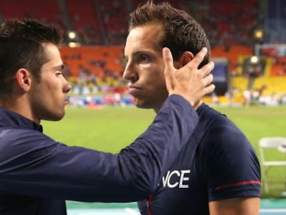 Renaud Lavillenie, derecha, consolado por su hermano Valentin tras acabar segundo en la final de P&eacute;rtiga.