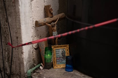 Un altar afuera del domicilio de la presunta secuestradora.