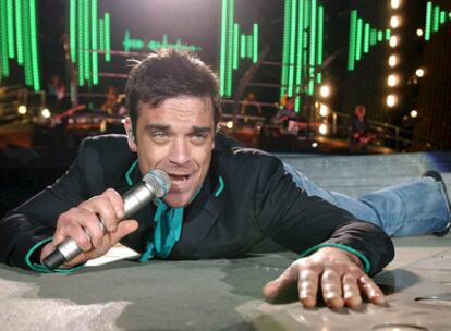 Robbie Williams es el mejor cantante pop de la historia, al menos, en opinión del canal musical MTV que acaba de otorgarle el preciado galardón. Williams ha quedando por encima de sus antiguos compañeros de grupo, Take That, y del rey del pop, Michael Jackson, que ha tenido que conformarse con el tercer puesto. Otros nombres en la lista, que incluye a los diez mejores artistas pop de la historia, son The Killers (cuarto puesto), The Prodigy (en sexta posición), seguidos de Red Hot Chillie Peppers (en la séptima). También ha habido sitio para Beyoncé Knowles, las Pussycat Dolls y Oasis, que se ha quedado con la décima plaza.