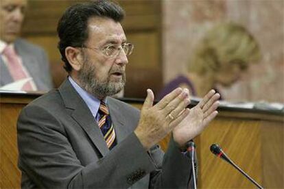 Manuel Gracia, durante su intervención en la sesión de ayer en el Parlamento andaluz.