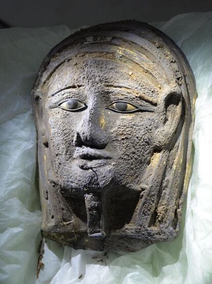 La máscara de plata hallada en las excavaciones en Saqqara.