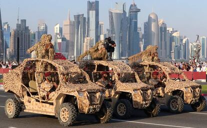 Miembros de las fuerzas armadas de Qatar desfilan en vehículos adaptados a las duras condiciones del desierto, en Doha durante el desfile del Día Nacional de Qatar.