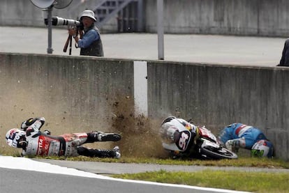 El piloto alemán de 125 Jonas Folger choca con el español Efren Vázquez en la primera curva de la primera vuelta durante el Gran Premio de Japón.