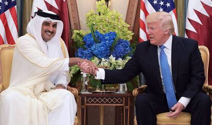 Trump choca la mano con el emir de Qatar, en su visita a la capital de Arabia Saudí del 21 de mayo.
