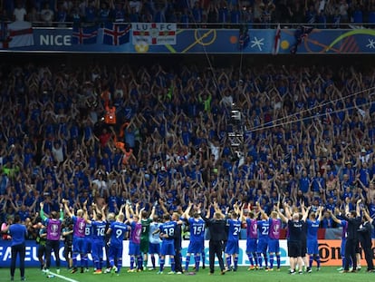 Jugadores de Islandia ponen en pie a su afición tras derrotar a Inglaterra en la Eurocopa de 2016.