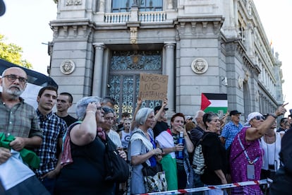 Manifestantes propalestinos, este domingo en la plaza de Cibeles. 