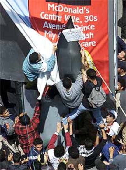 Un acto de protesta contra la publicidad de un McDonald's ayer en Rabat.