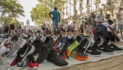 Els manters van protestar en La Rambla contra les detencions.