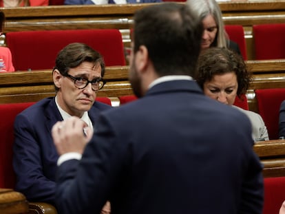 El primer secretario del PSC, Salvador Illa, escucha al presidente de la Generalitat de Cataluña, Pere Aragonès, durante la sesión de control al Govern de este miércoles en Barcelona.