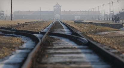 Raíles que conducen al campo de exterminio nazi de Auschwitz-Birkenau en Oswiecim, Polonia.