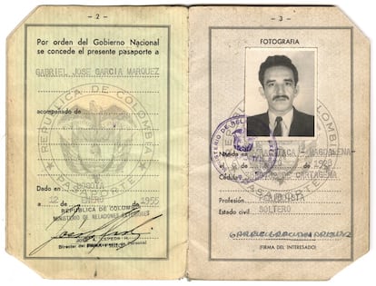 Uno de los pasaportes del escritor colombiano.