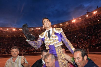 El diestro José María Manzanares sale a hombros de la madrileña Plaza de las Ventas al término del noveno festejo de la Feria de San Isidro.