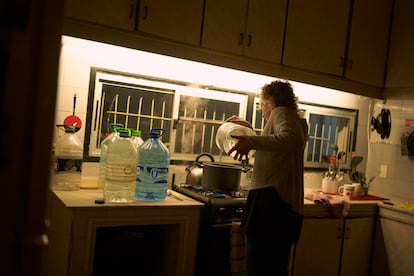 Una mujer utiliza el agua embotellada en Montevideo.