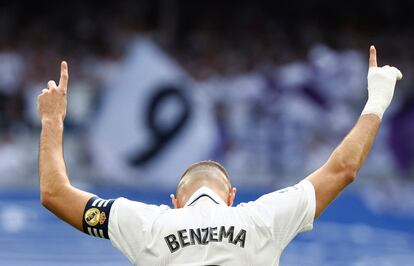 Benzema celebra su tanto ante el Barcelona en el estadio Santiago Bernabéu. 