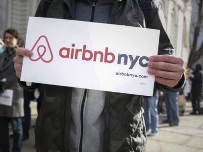 Carteles en apoyo a Airbnb