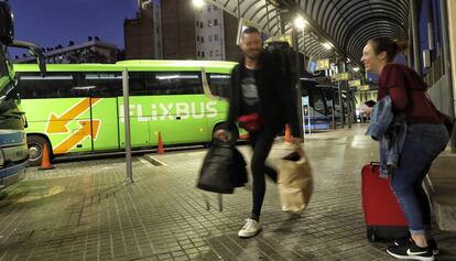Un autobús d'una companyia de baix cost, aparcat en una estació de Barcelona.