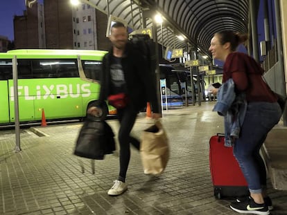 Un autobús d'una companyia de baix cost, aparcat en una estació de Barcelona.