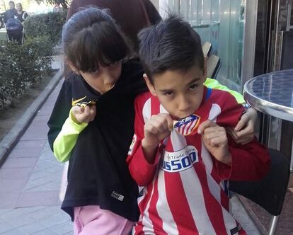 Laura y Daniel Rodríguez besan el escudo de sus camisetas del Atlético de Madrid.