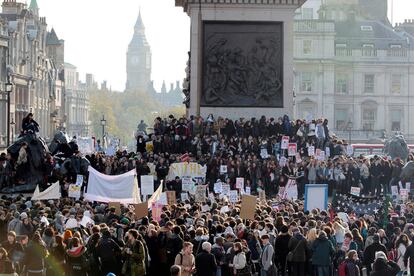 Estudiantes protestan contra la subida de las tasas de educación en la plaza de Trafalgar.